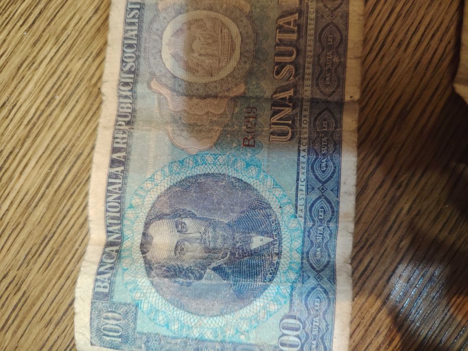Vand bacnote una 100 lei