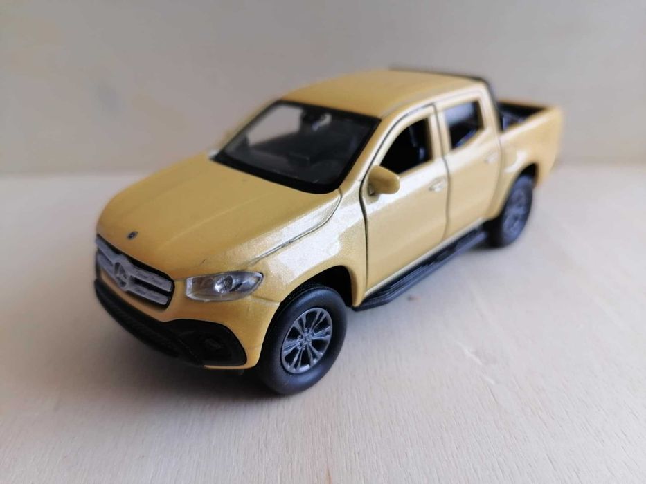 Мерцедес Х-класа в мащаб 1:34.