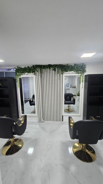 Închiriez post coafor