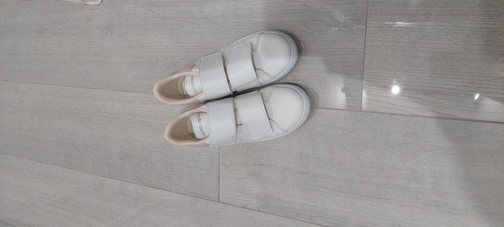 Vand adidasi damă noi foarte comozi