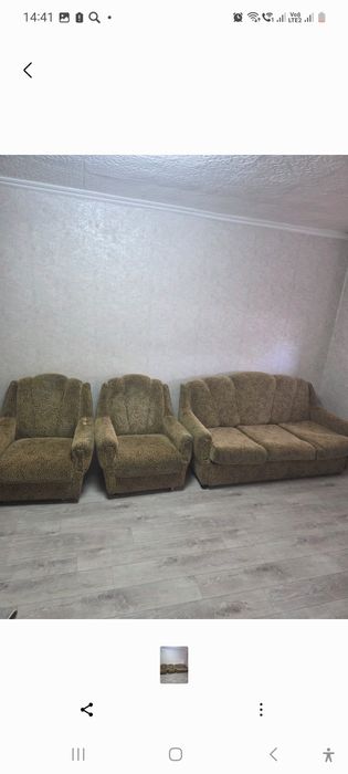 Диван с двумя креслами.