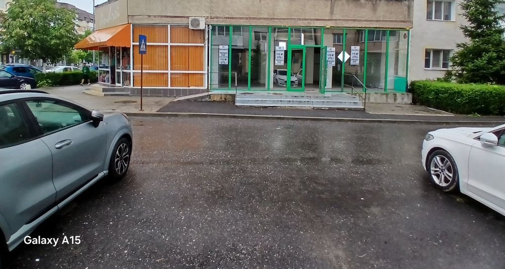 Închiriere  / Vânzare  Spațiu comercial  150 m2 total  115 m2  utili central vitrina 10 m trifazic  gaz , acces  aprovizionare rampa  spate