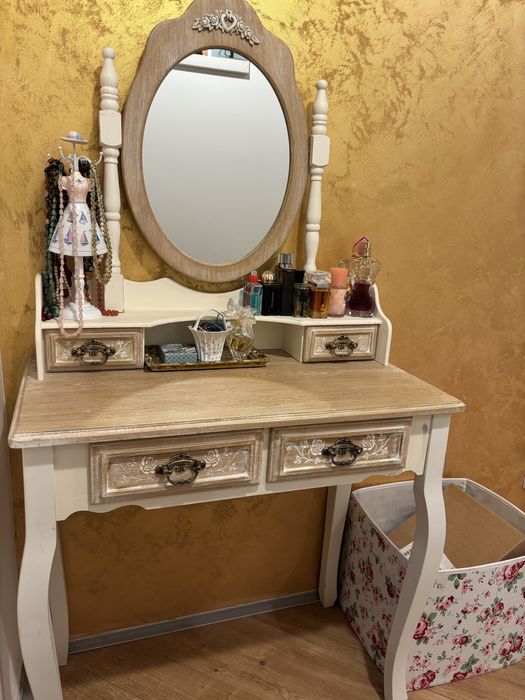 Masa de fardat cu oglinda deosebita