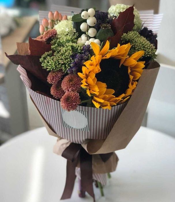 Букет из роз и ирисов, композиций, цветы