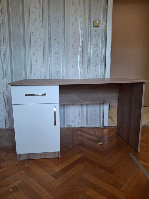 Ученическо бюро  направено по поръчка.
