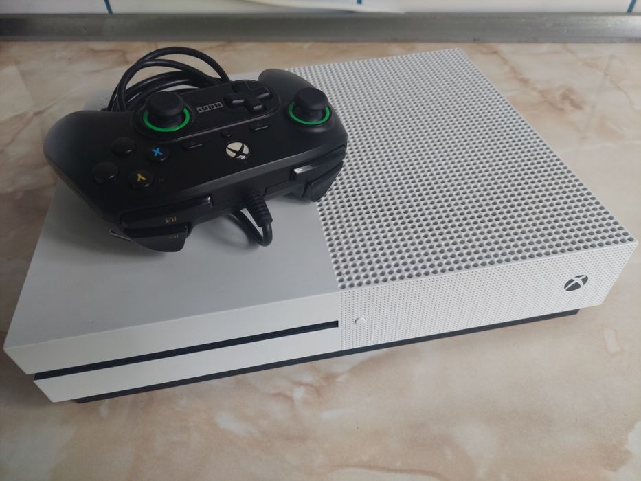 [XboxOne S] Vând consolă Xbox One S albă de 512GB în perfectă stare + accesorii + jocuri //poze reale