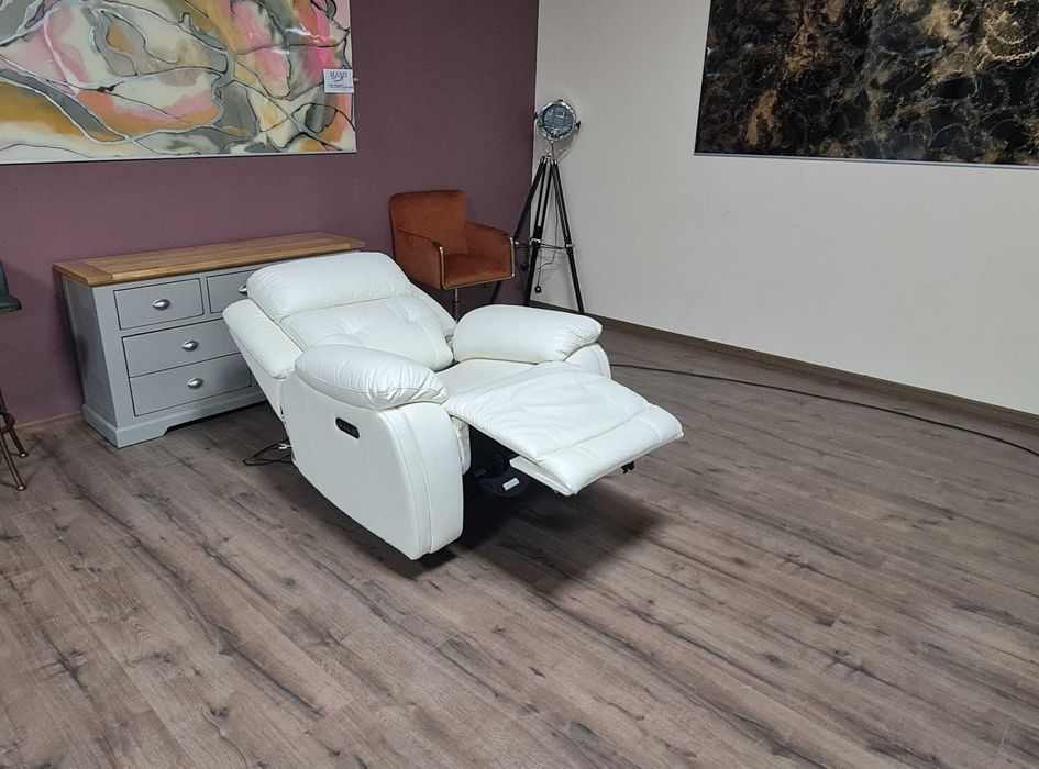 Бял кожен фотьойл La-z-boy с електрически релаксиращ механизъм