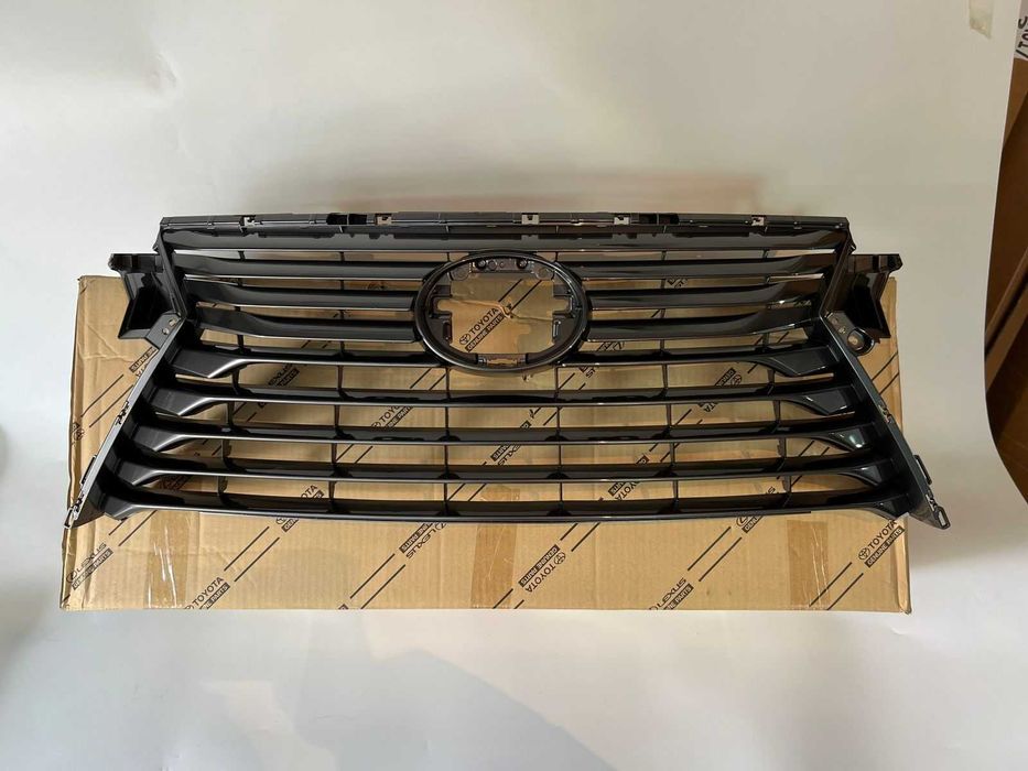 Решетка радиатора оригинал на Lexus RX 350