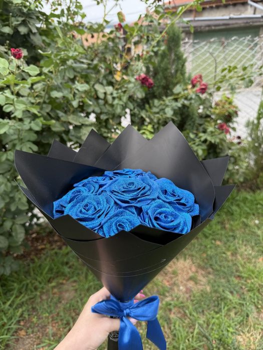 Букет от 9 сатенени рози с брокат