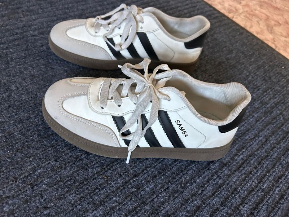 Продам женские кроссовки