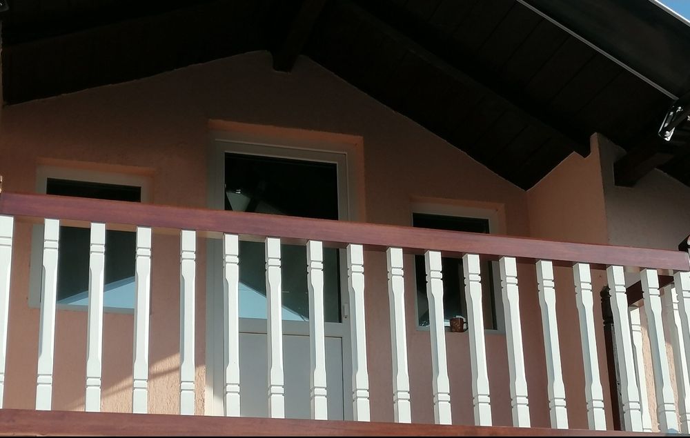 Balustrade de exterior din lemn masiv.