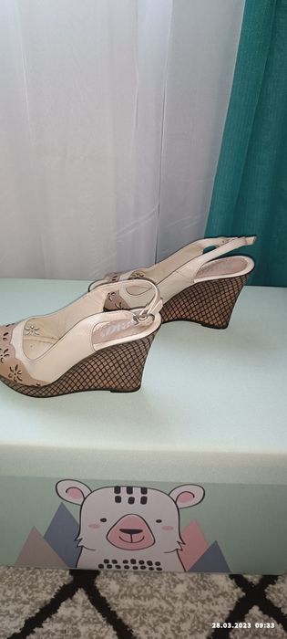 Sandalele damă din piele naturala