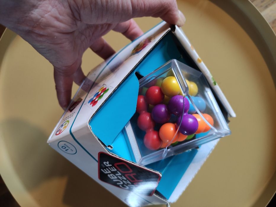 Кубче пъзел на Smart games