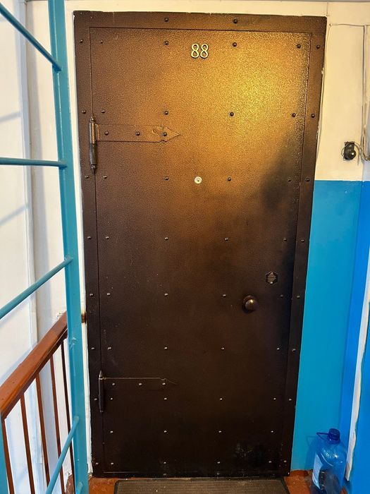 Продам металлическую входную дверь