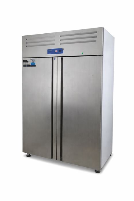 Продам холодильные шкафы и лари