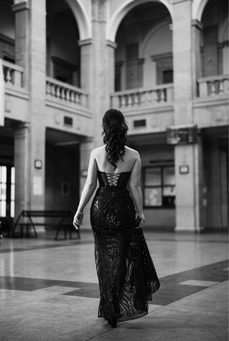 Изискана официална рокля с цепка и пайети.