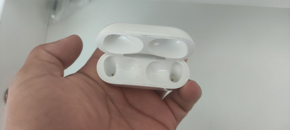 Продам оригинал кейс от  airpods pro