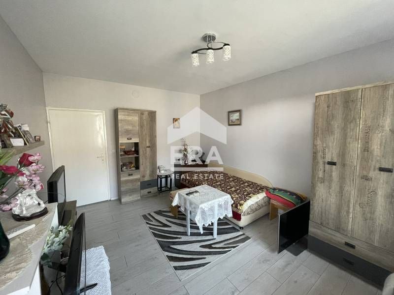 Тристаен обзаведен апартамент за продажба, с отделна кухня, във Възраж