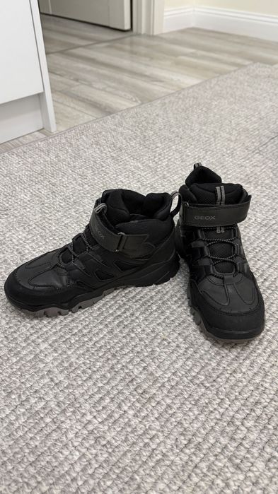 Продам детские ботинки GEOX