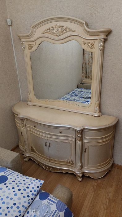 Трюмо с зеркалом