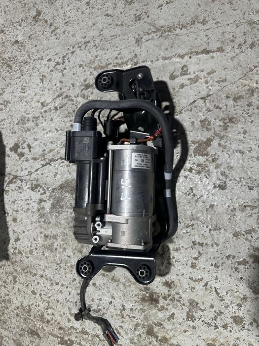 Компрессор  пневмо подвески bmw x5 e53 x5 e70 x5 f15
