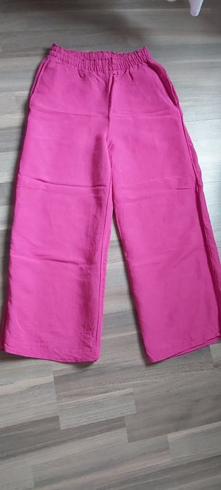 Pantaloni roz in