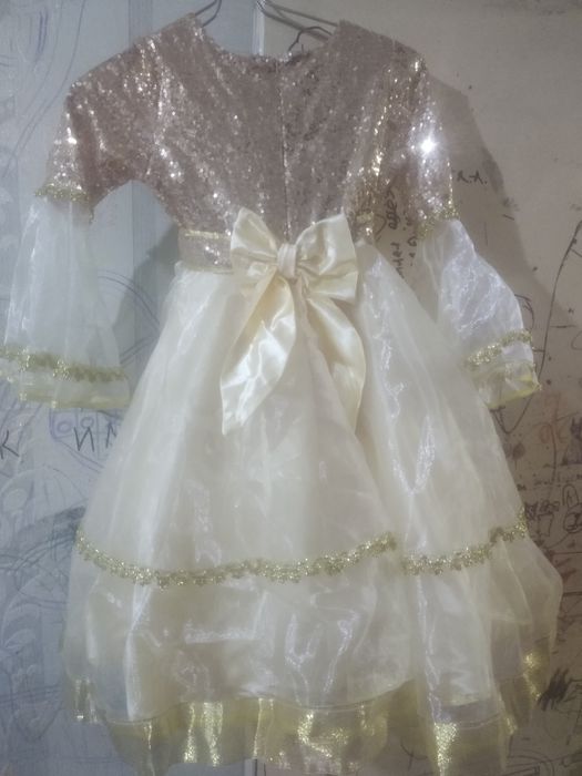 Платье жёлтое , с пайетками, атласное со штанами, детское.
