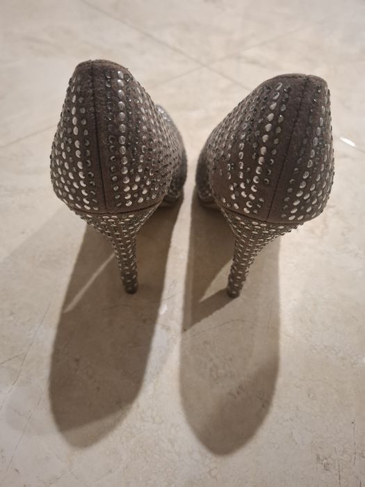 Обувки с камъни и червени лачени