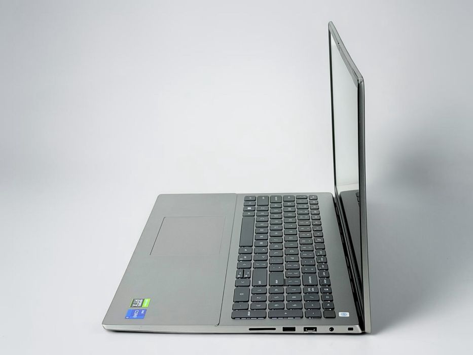 Лаптоп Dell Vostro 5630 16 Gray WUXGA i7-1360P 16GB 1TB SSD RTX 2050 Перфектен! Гаранция!