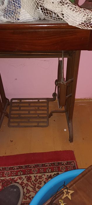 Masina de cusut manuala stare f bună complecta.