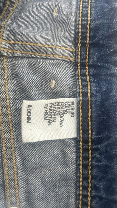 Blugi scurti rupti h&m