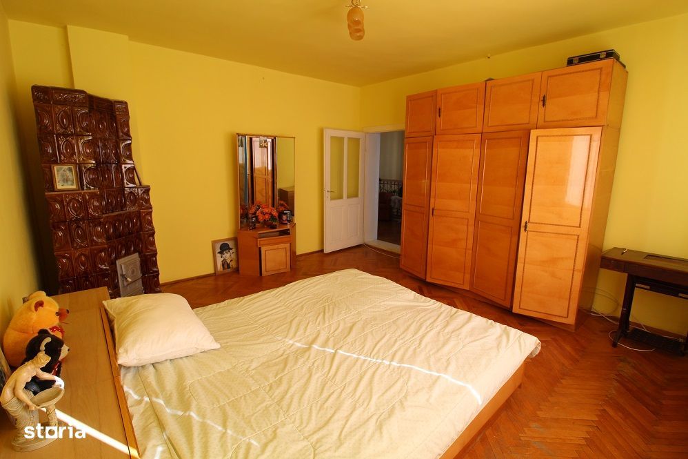 Vând casă P+E+Pod în Hațeg, teren 700 mp, garaj, filigorie...