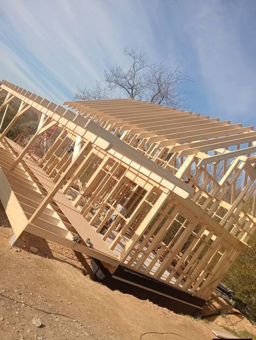 Case Moderne: Eficiență, Stil și Durabilitate
Construim locuințe de top, adaptate nevoilor tale, fie că preferi structura clasică din lemn sau reziste