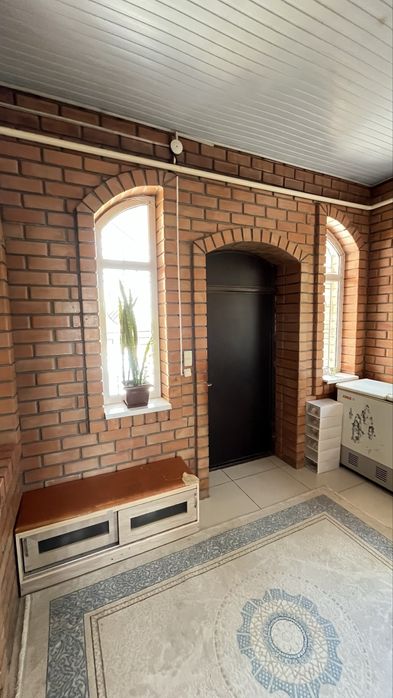 Үй сатылады.