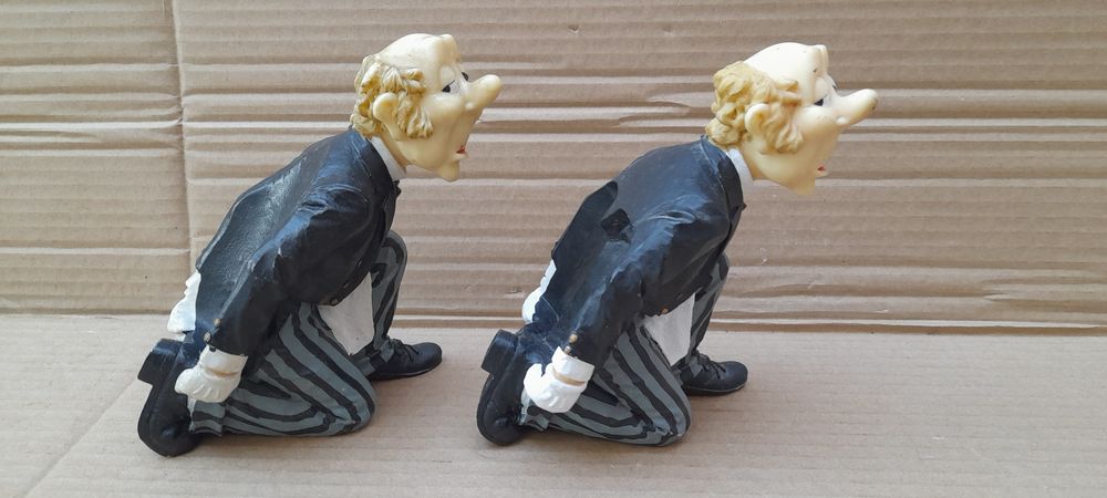 Pereche suporturiii din rășină pentru sticla și  condimente