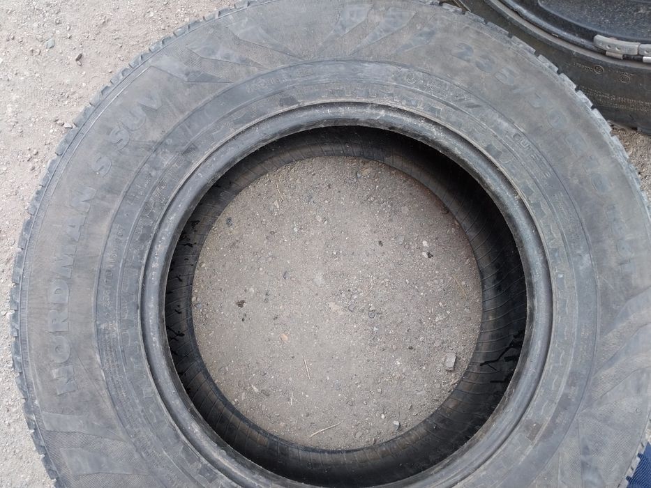 2 шины Nokian 235 70 R16.