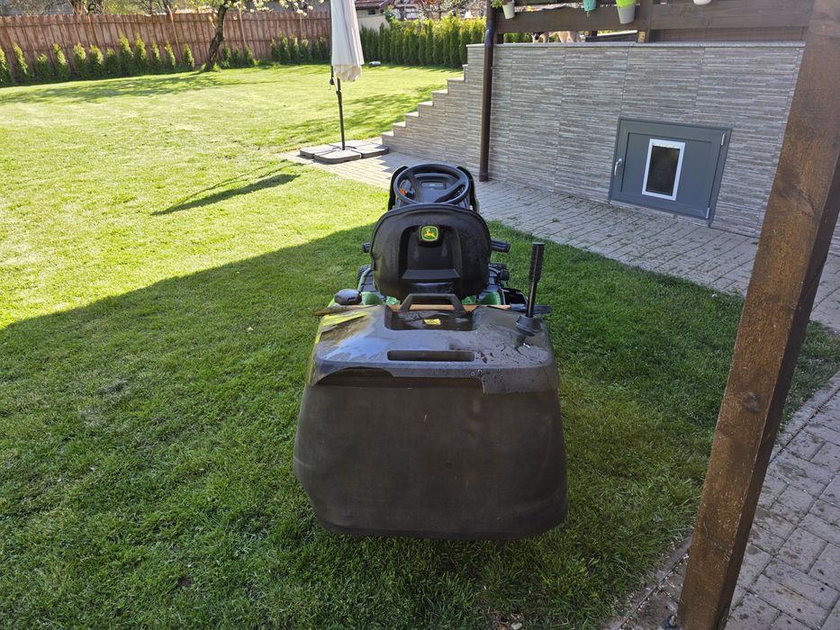 Продавам тракторна косачка John Deere X300R с кош за тревата