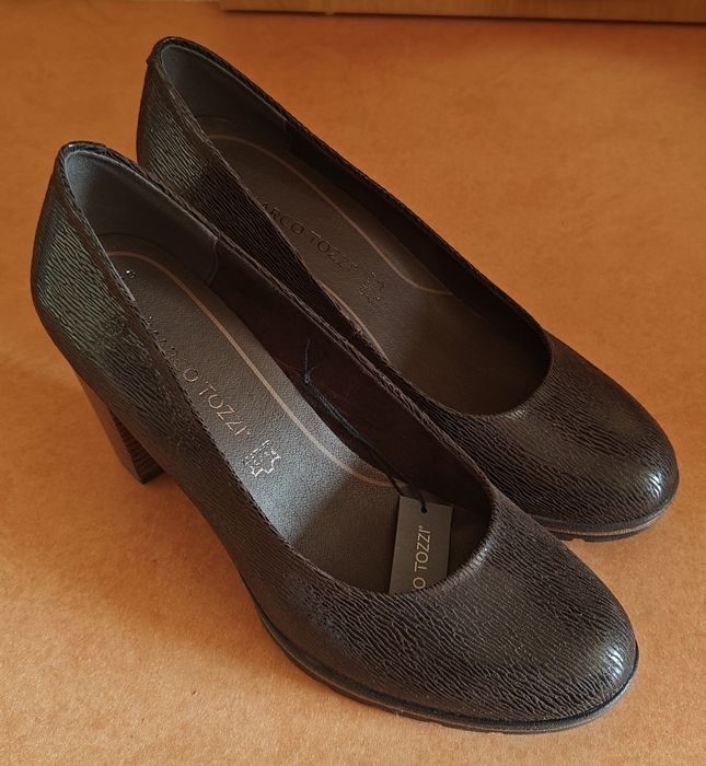 Туфли шоколадные на каблуке новые.