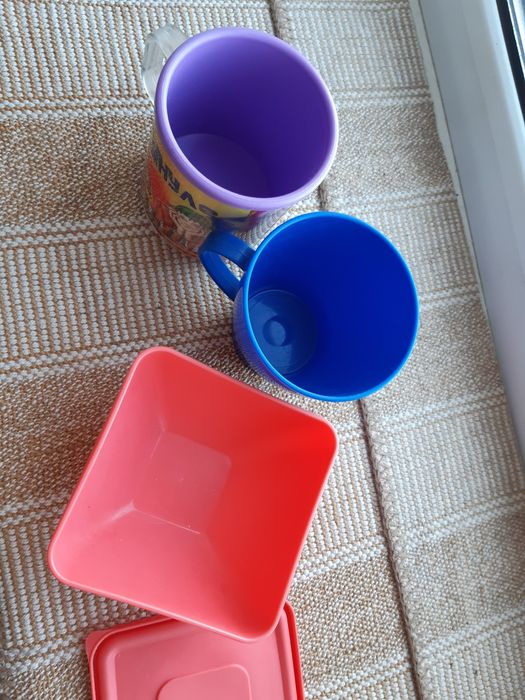 продам 2 кружки и контейнер
