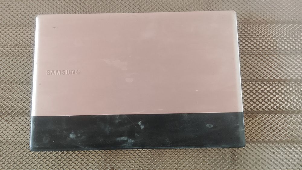 Notebook sotiladi Samsung