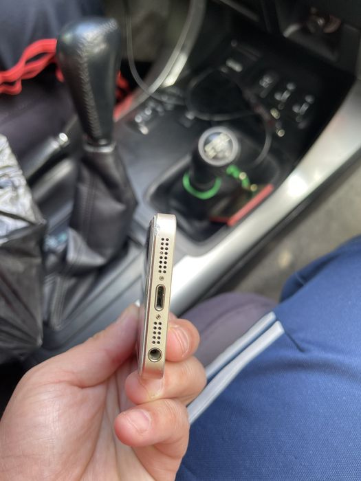 Продам iPhone SE