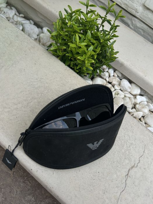 ochelarii de soare EA