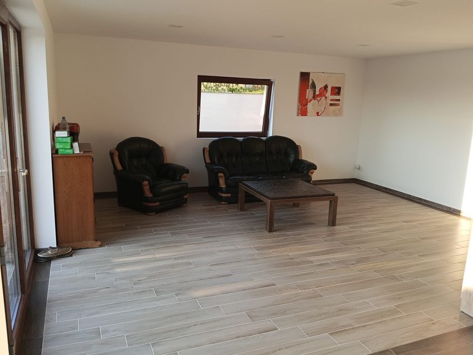 Închiriez apartament cu 3 camere la casa