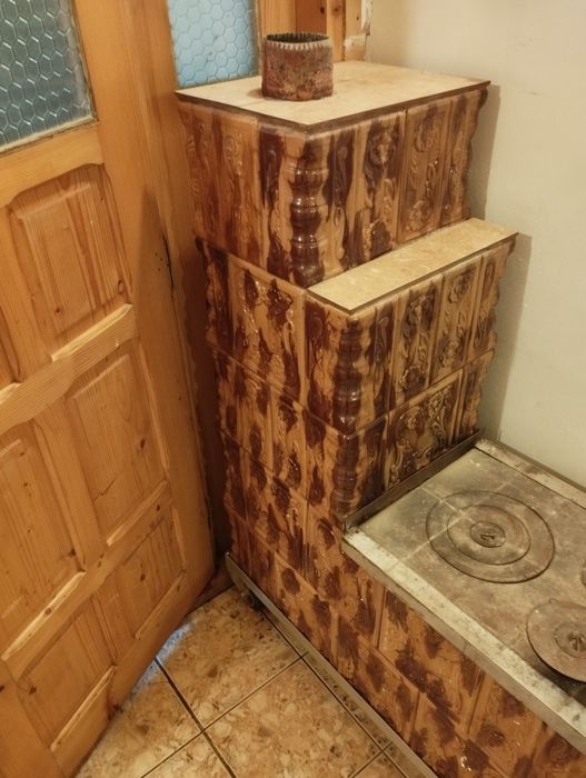 Sobă de teracotă cu plită pe roți