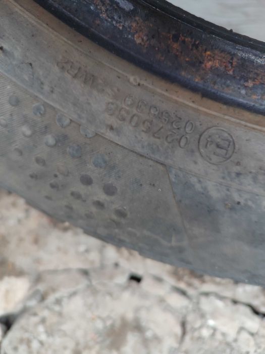 2 броя зимни гуми и стоманени джанти 14
