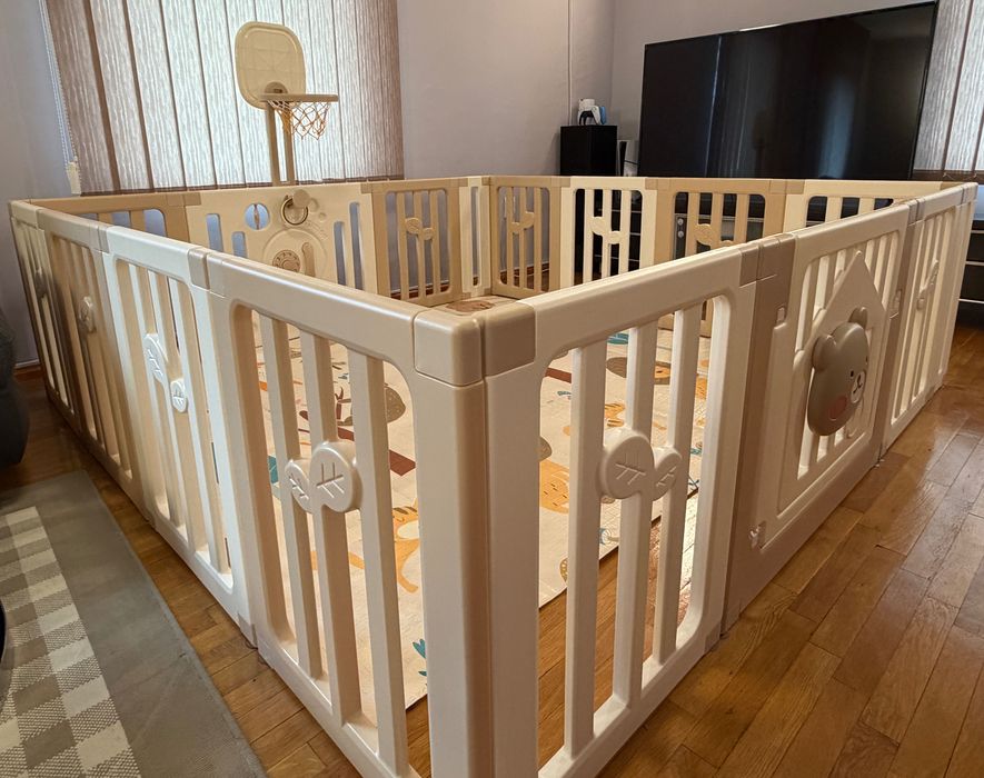 Бебешка ограда с баскетболен кош и табло с активности. Подарък килимче