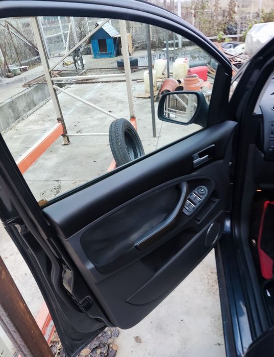 vînd portiere Ford C max an 2009