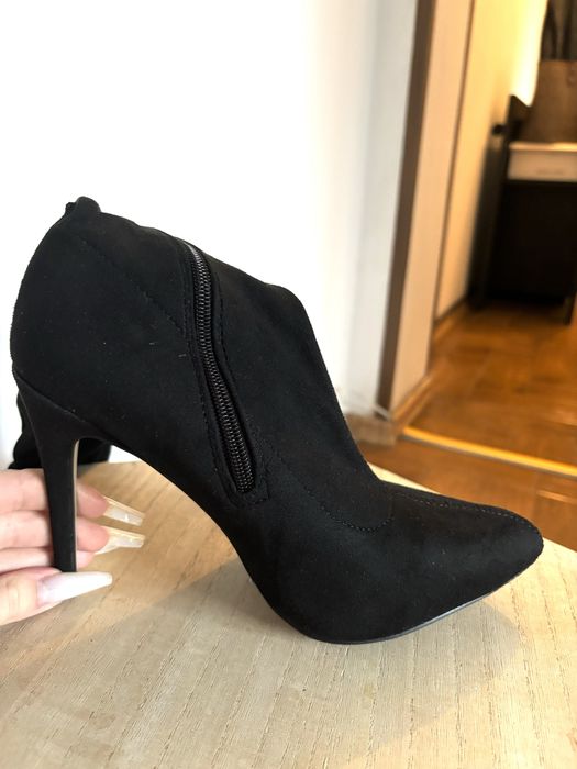 Cizme negre pana peste genunghi cu toc ascutit