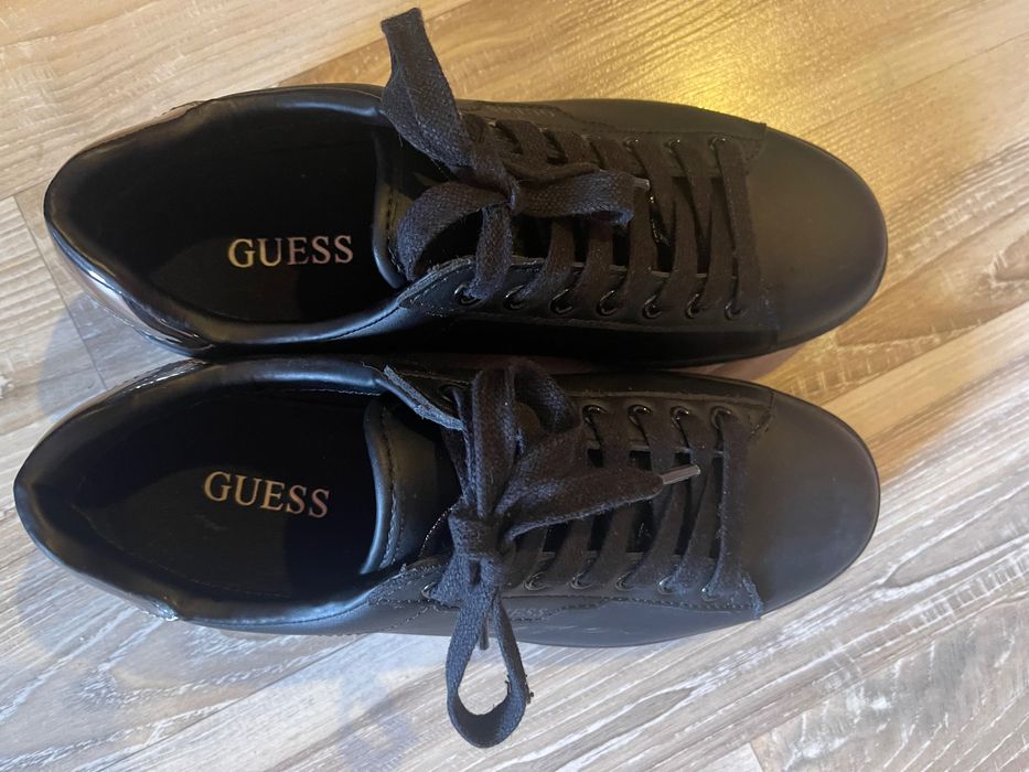 Продавам дамски обувки GUESS