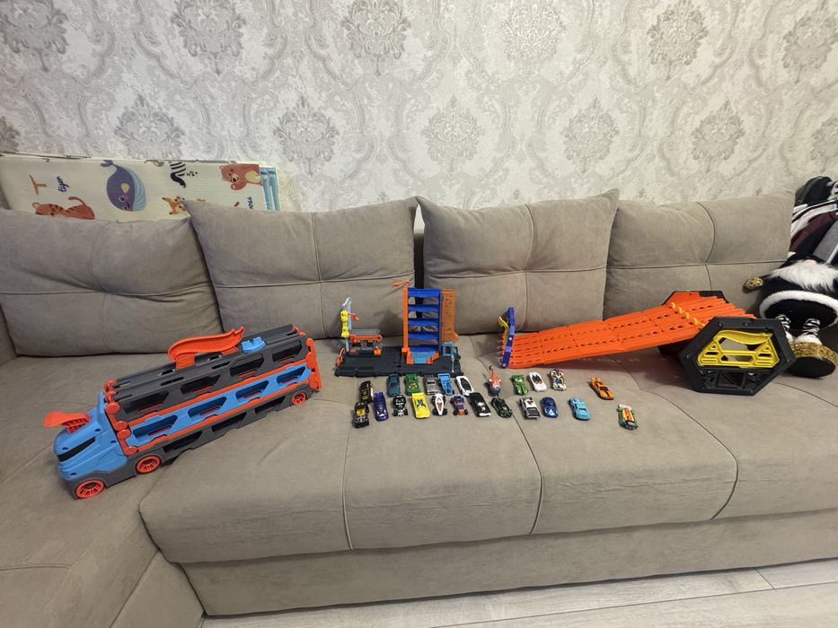 Hot Wheels трек + паркинг + автовоз